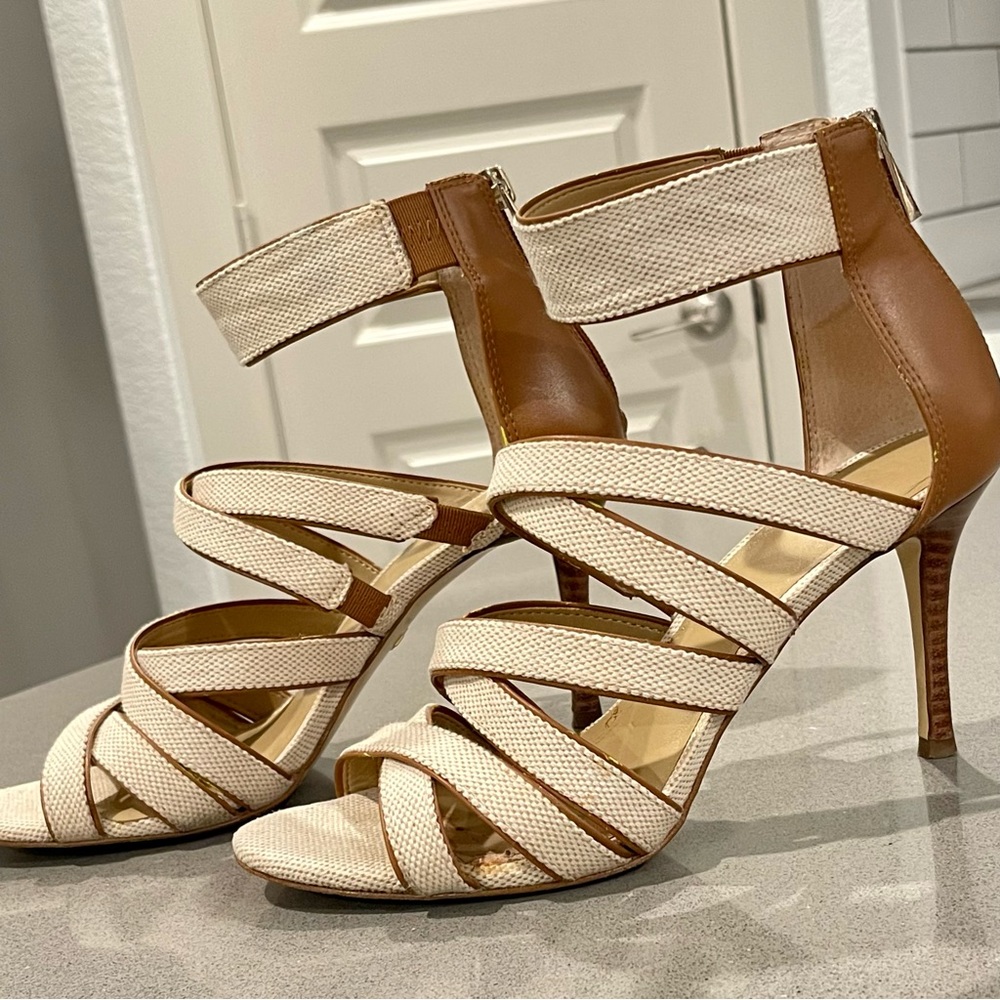 💕ANN TAYLOR💕 leather and fabric, neutral color, ankle high heels Size 8